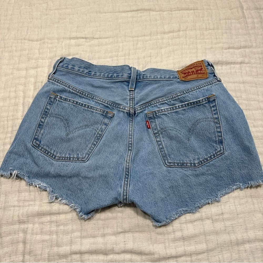 Levis 501 Womens Denim Shorts Light Blue Button Fly Cut Off Size 31 - Picture 3 of 11